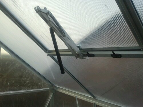 Automatischer Gewächshaus Fensteröffner bei einem Venus 3800 Automatischer Gewächshaus Fensteröffner bei einem Venus 3800
