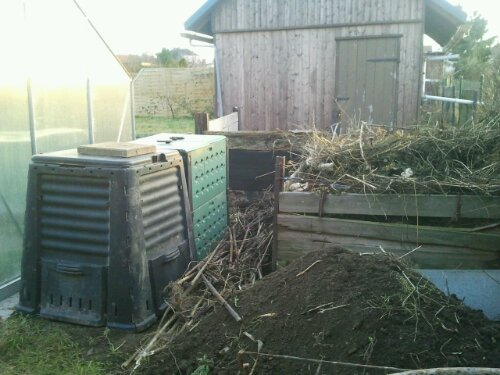 Kompostierung im Garten mit Schnellkompostern
