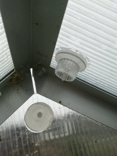 2013-03-10 16.17.10.jpg Gewächshaus Luftpolsterfolie Befestigung