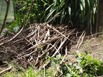 trockenes Material für Kompostbau