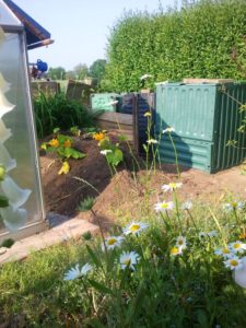 Kompostbereich im Garten mit Schnellkomposter
