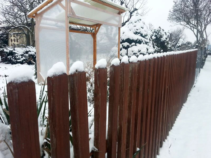Garten Zaun mit Schnee Mützen