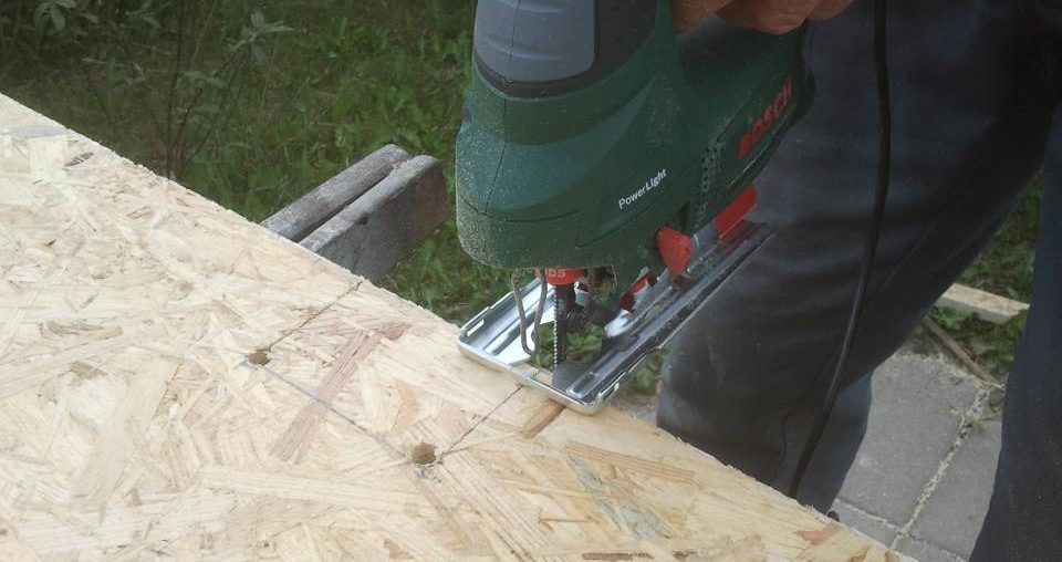 Renovierung der Gartenlaube Teil 2 – Fußboden mit Verlegeplatten Verlegeplatten Ausschnitte anfertigen