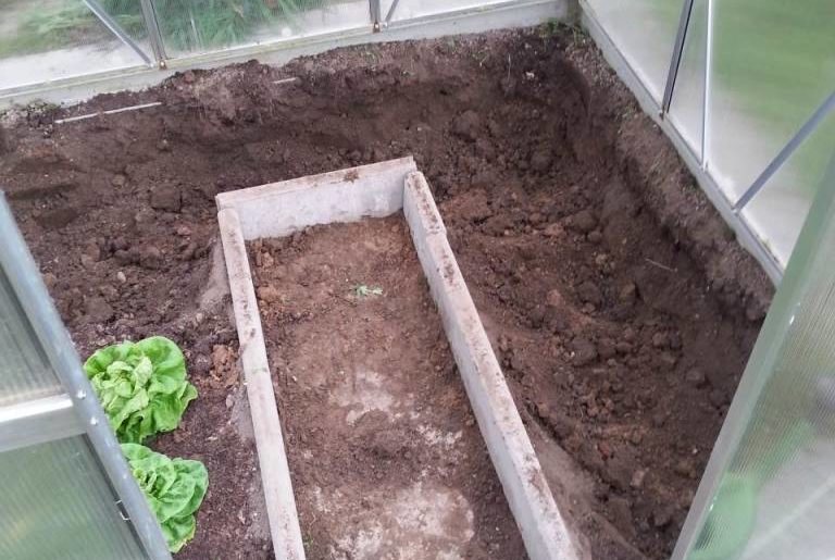 Gewaechshaus Erde ausgetauscht ausgehoben