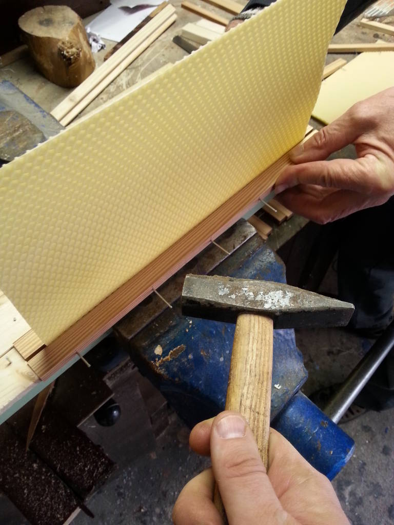 Bienenkiste Mittelwaende für den Honigraum einnageln