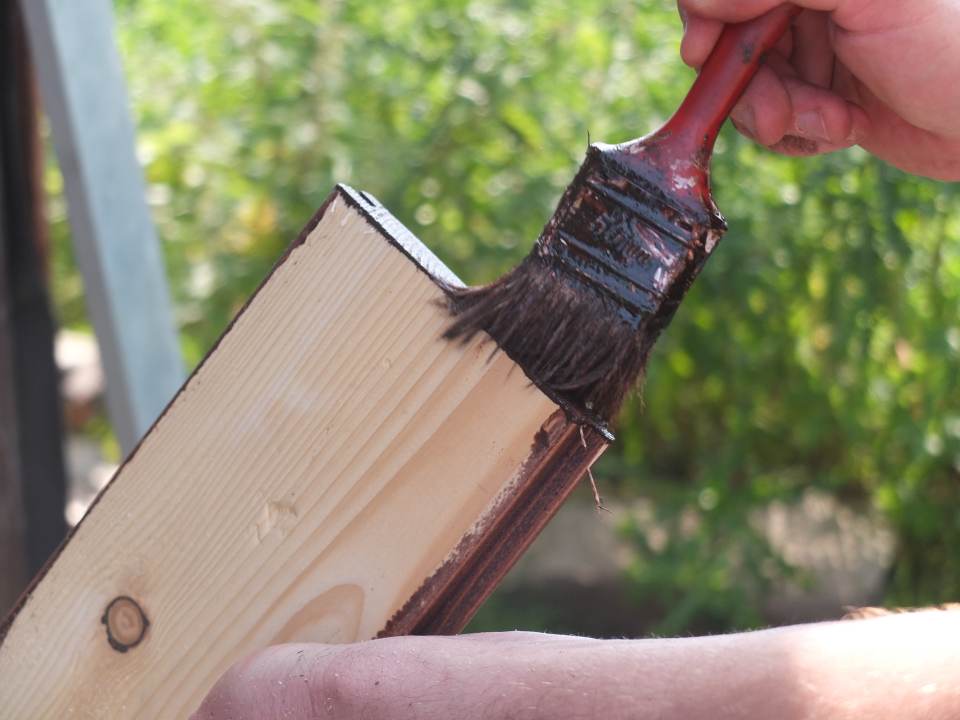 Laube renovieren Aussenwand erneuern Bretter Rauspund streichen Stirnseite gruendlich