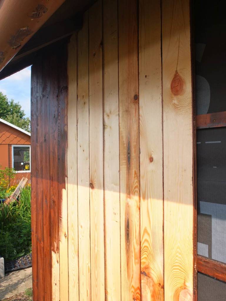 Laube renovieren Aussenwand erneuern Fenster einbauen Bretter Rauspund streichen mit Wetterschutz