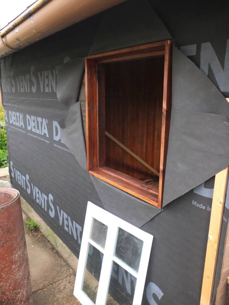 Laube renovieren Aussenwand erneuern Fenster einbauen Rahmen eingebaut