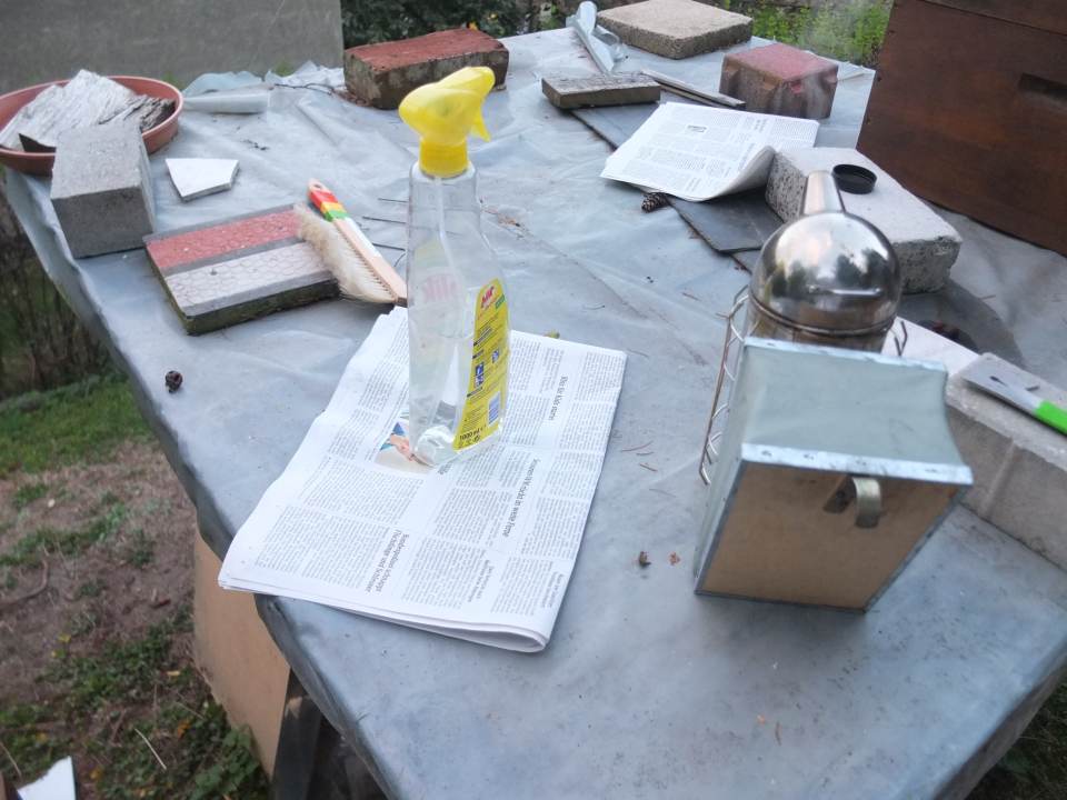 Bienenvolk vereinigen September Spruehflasche Wasser Zeitungspapier Smoker