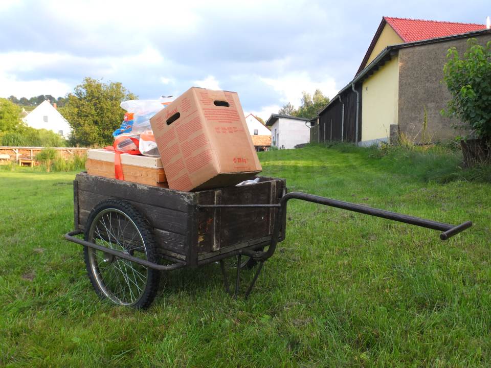 Bienenvolk vereinigen September Zubehoer im Wagen