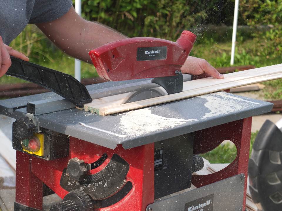 Gartenlaube Innenverkleidung saegen sicherheit