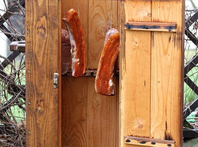 Räucherofen und Zubehör kaufen – so klappt der Start Kaltraeucherofen mit ungarischem Speck