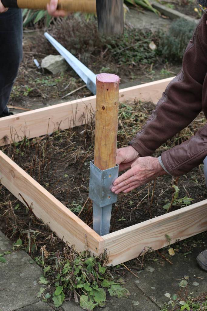 Einfaches Hochbeet selber bauen Bodenhuelsen einschlagen Einschlaghilfe