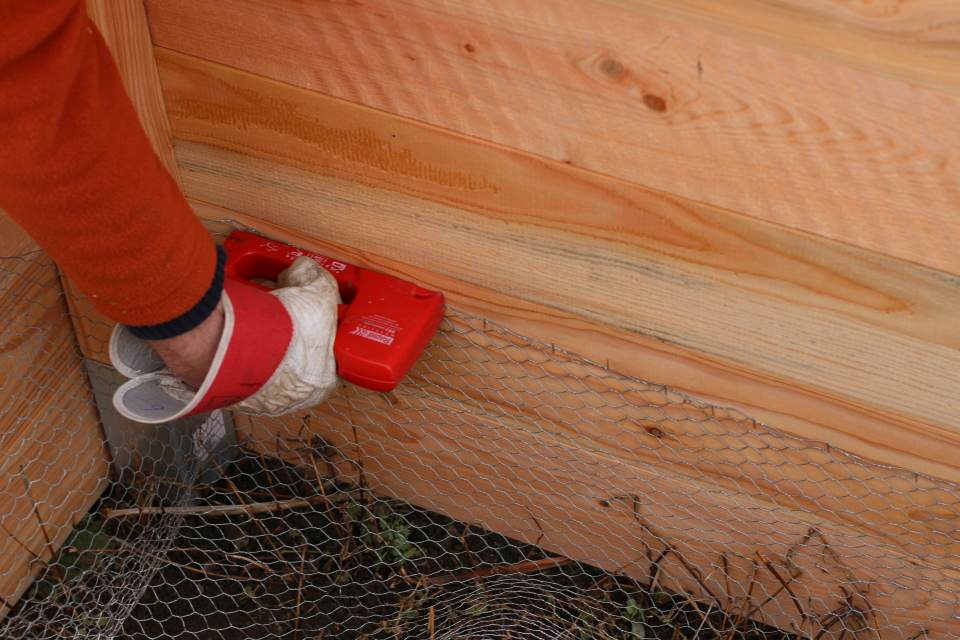 Einfaches Hochbeet selber bauen Mäusegitter antackern befestigen