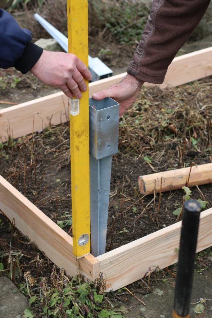 Einfaches Hochbeet selber bauen Einschlagbodenhuelsen ausrichten Wasserwaage