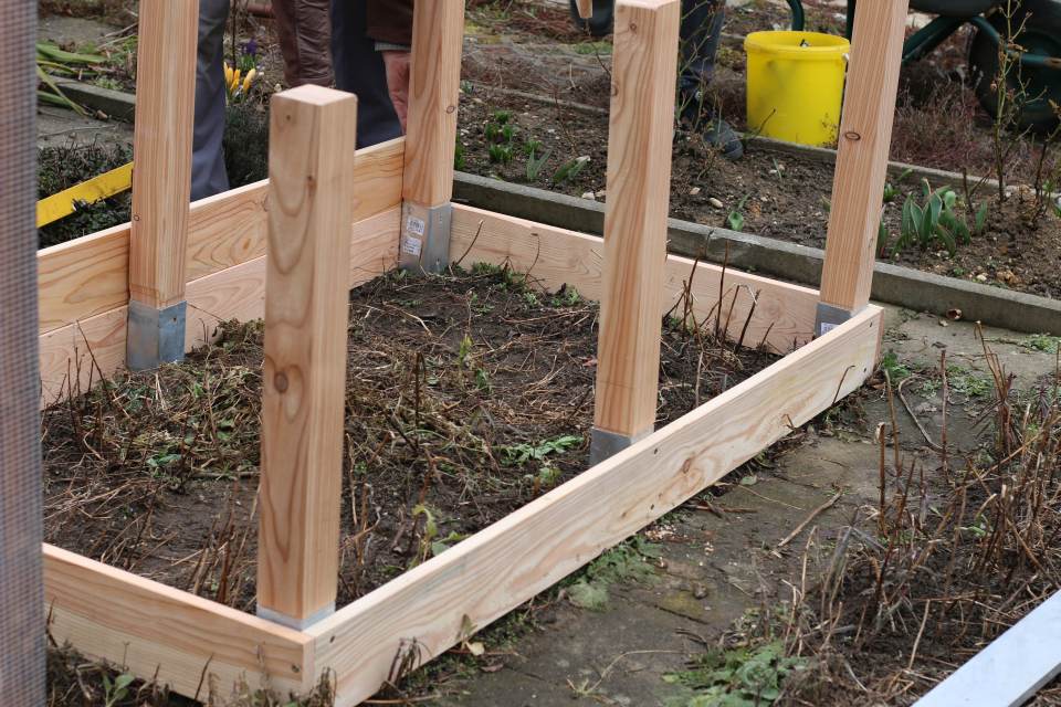 Hochbeet bauen Pfosten eingesetzt