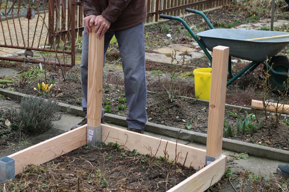 Hochbeet selber bauen Pfosten einsetzen