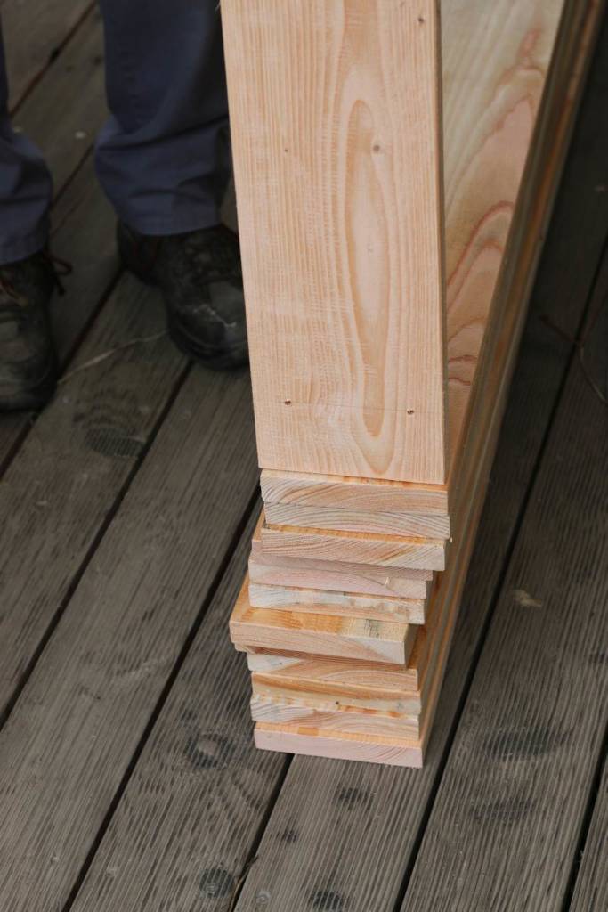Holz-Rahmen für das Hochbeet montieren