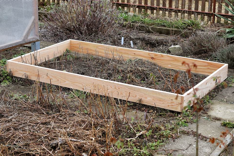 Hochbeet selbst bauen Rahmen ausrichten