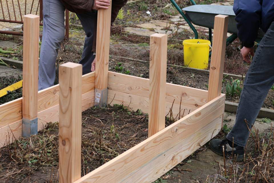 Einfaches Hochbeet selber bauen Rahmen einsetzen