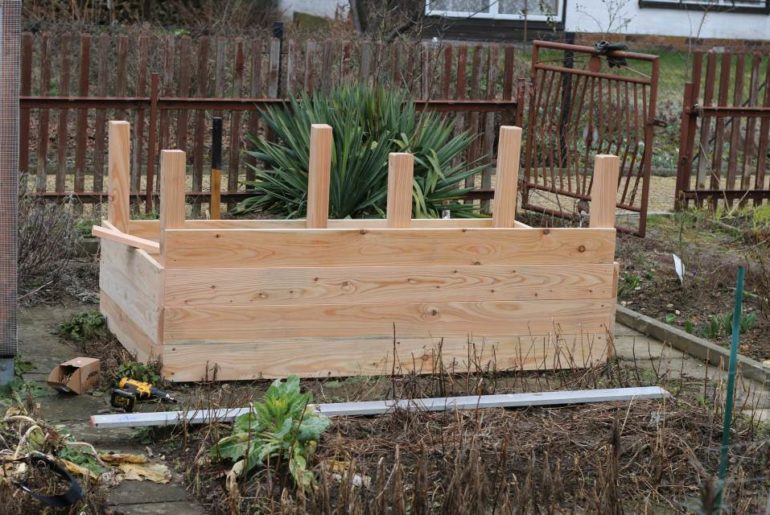 Einfaches Hochbeet selber bauen fast fertig