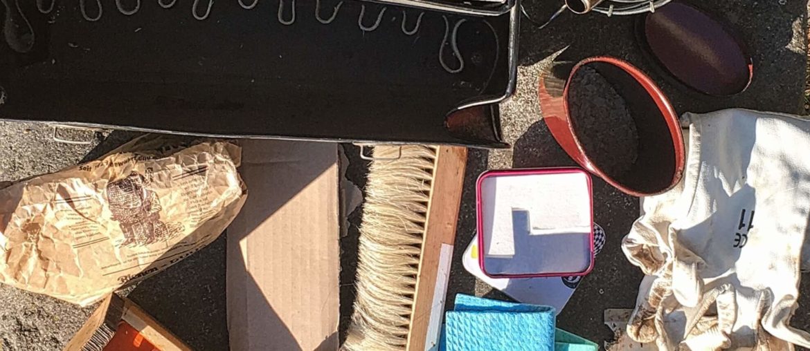 Nützlicher Imkereibedarf – 16 Dinge die jeder Imker braucht Imkertasche mit Inhalt