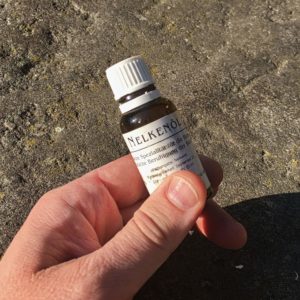 Nelkenöl in einer Flasche