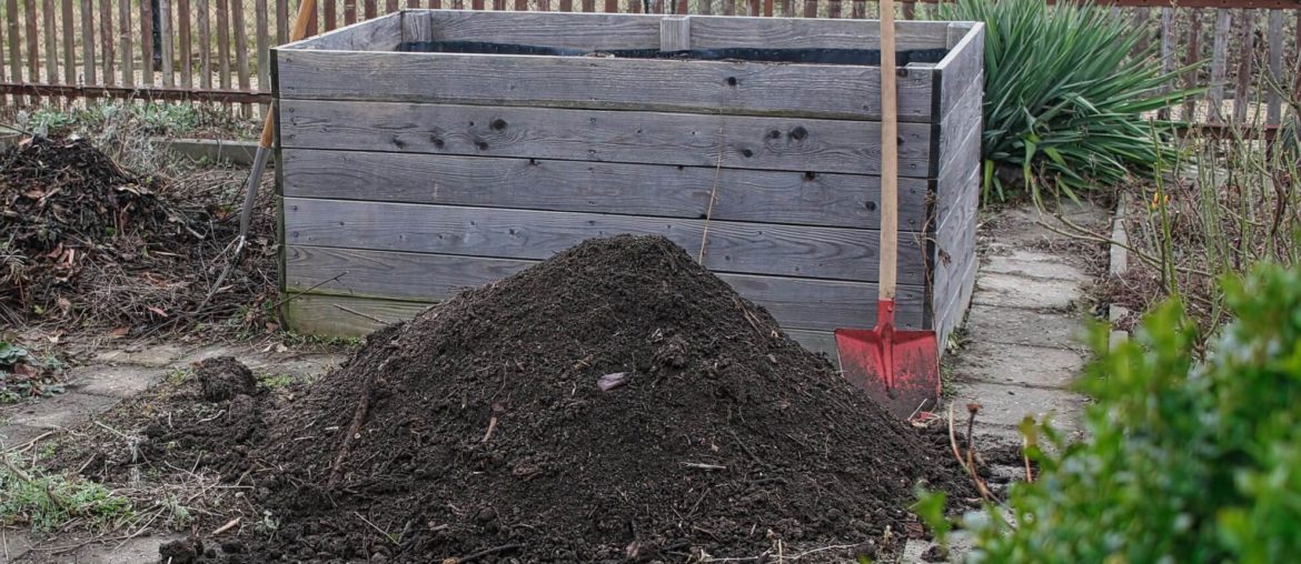 Hochbeet (wieder-) befüllen – Anleitung und Infografik Hochbeet mit einem Haufen Gartenerde und einer Schaufel