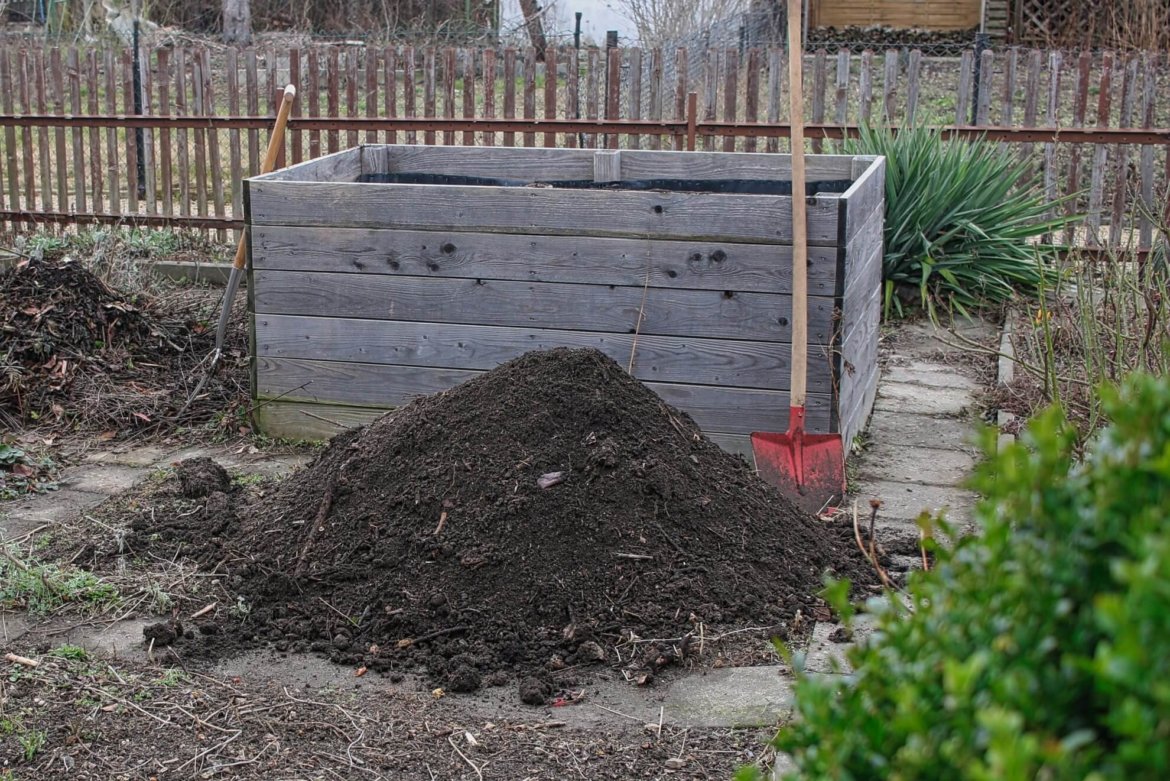 Hochbeet (wieder-) befüllen – Anleitung und Infografik Hochbeet mit einem Haufen Gartenerde und einer Schaufel
