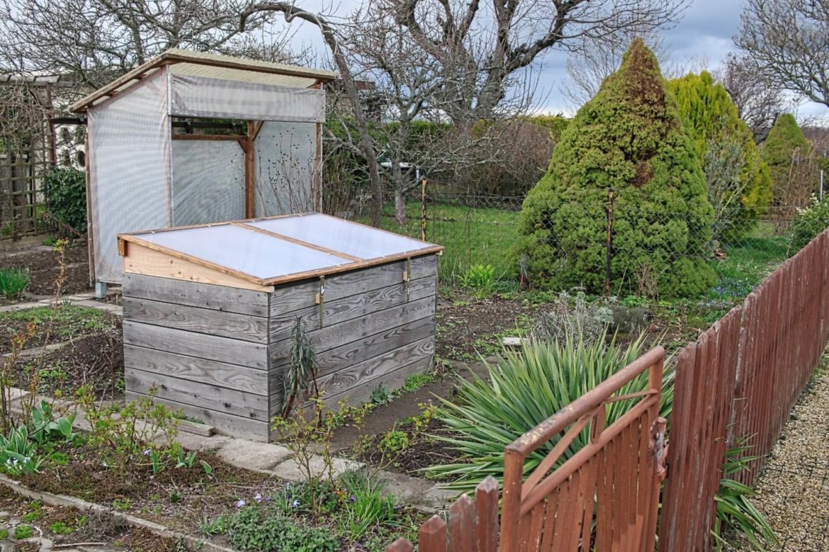 DIY: Hochbeet zum Frühbeet umbauen Hochbeet im Garten zum Frühbeet umgebaut