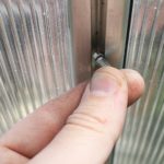 Rankhilfe für Gurken im Gewächshaus bauen