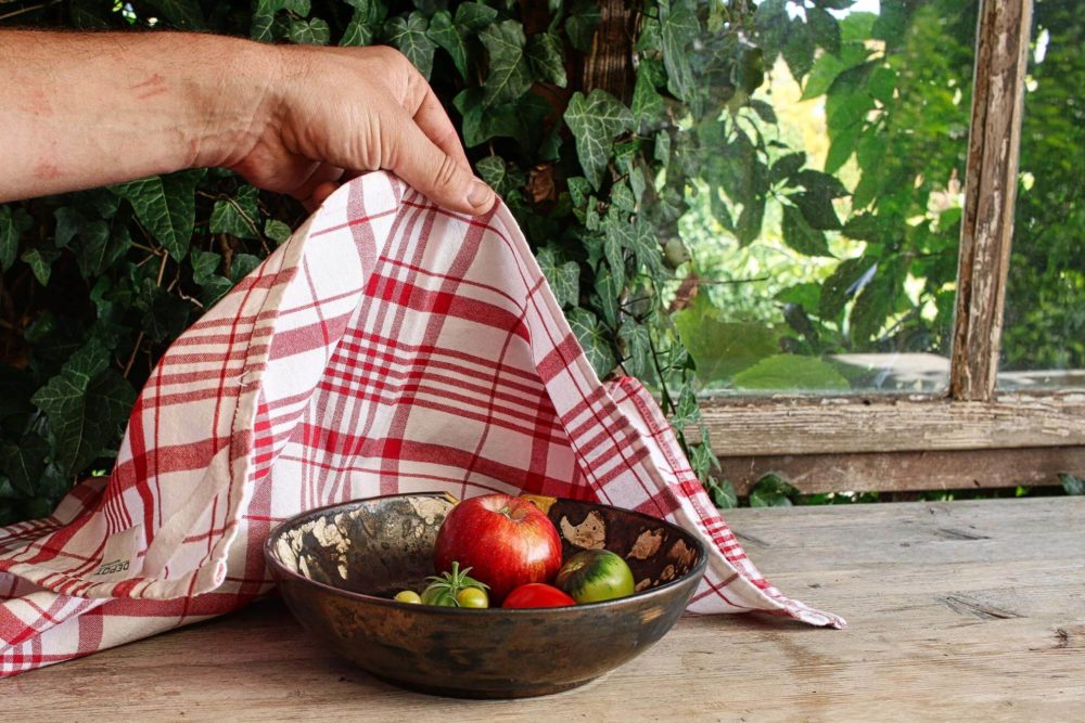 Ein Apfel lässt grüne Tomaten nachreifen