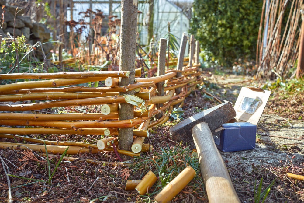 Ecke am Weidenzaun mit abwechselnd dicken Weidenruten