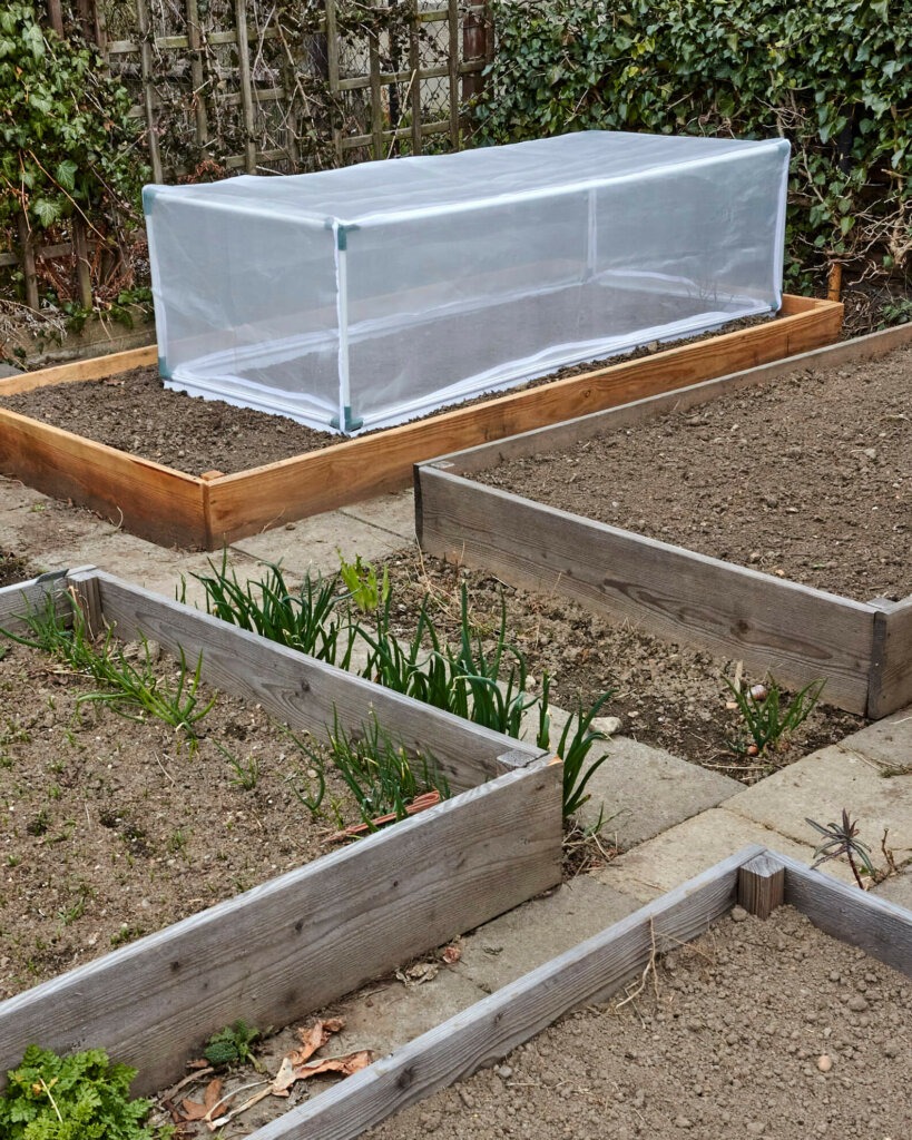 Gemüseschutznetz im Garten als Zelt