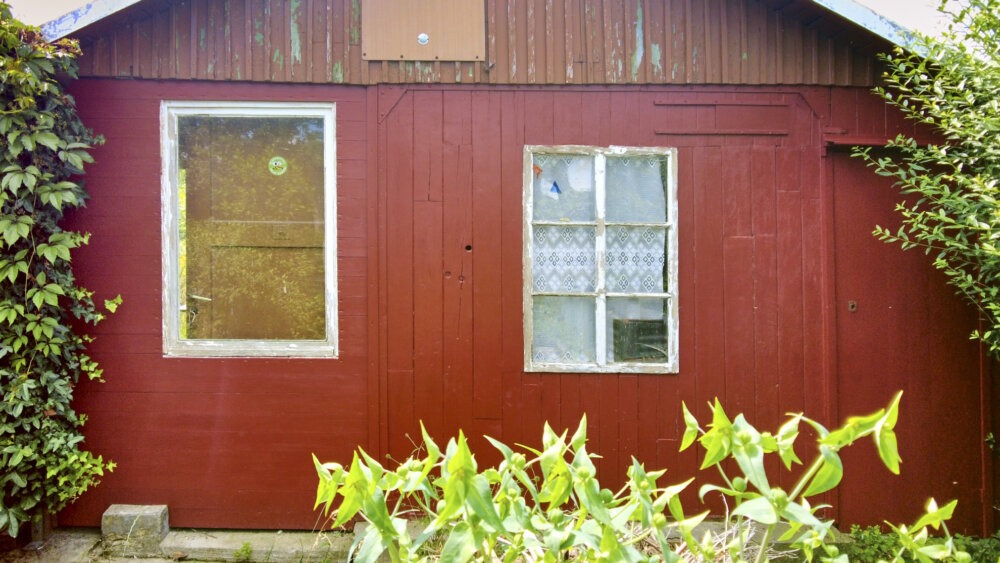 Gartenhaus Aussenwand mit Wetterschutzfarbe gestrichen