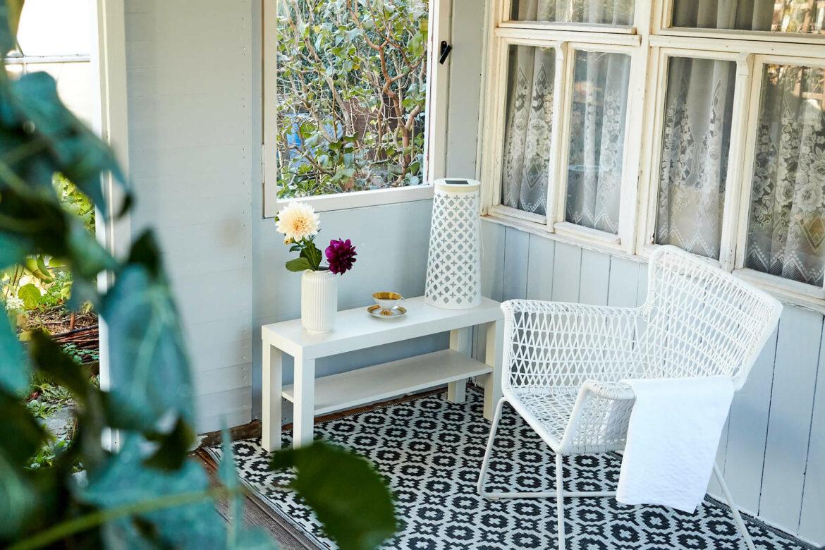 Gartenhaus-Veranda – dunkles Holz hell streichen