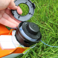 Der Spulenhalter lässt sich leicht öffnen. Die Tipp-Funktion lässt neuen Faden nachrutschen, wenn man einmal mit der Sense auf harten Untergrund auftippt. Stihl Motorsense FSA56 Testbericht Spulenhalter